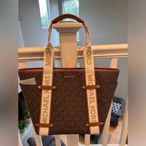 Authentic Michael Kors MAEVE Brown Luggage Large Open Tote Brand New